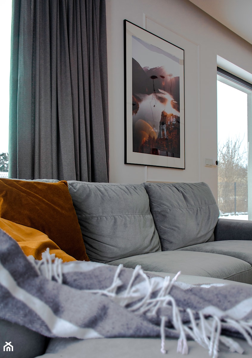 Nowoczesna elegancja w domu pod Warszawą - Salon, styl minimalistyczny - zdjęcie od NUBE Interiors