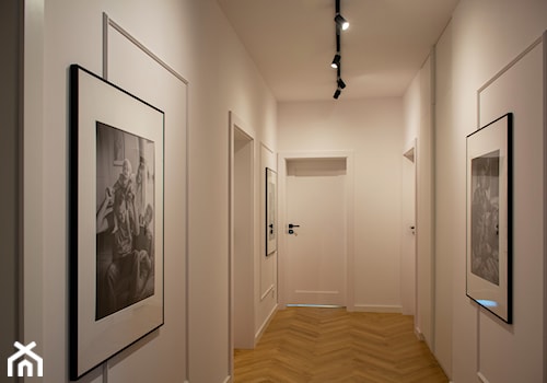 Nowoczesna elegancja w domu pod Warszawą - Hol / przedpokój, styl minimalistyczny - zdjęcie od NUBE Interiors