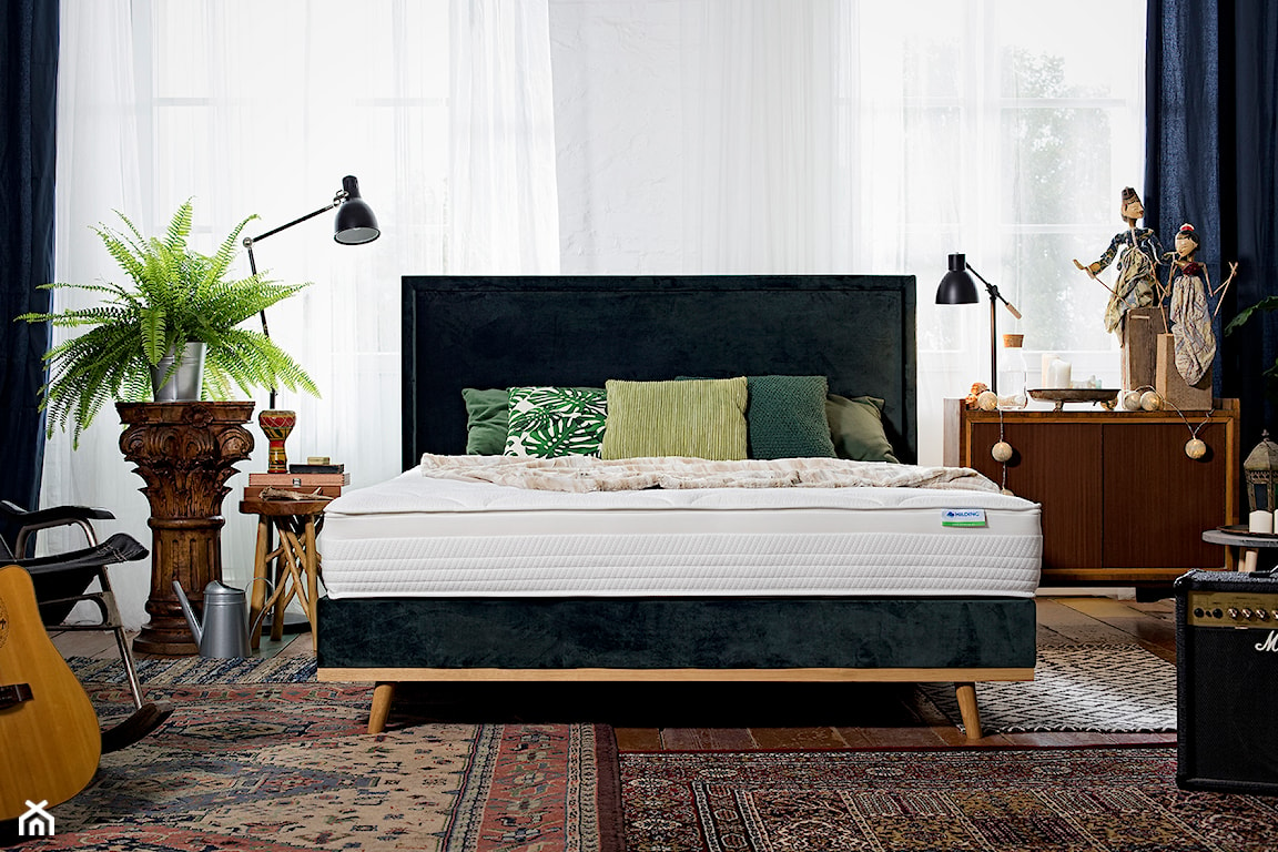 sypialnia w stylu eklektycznym, łóżko do sypialni w kolorze butelkowej zieleni, zielone łóżko