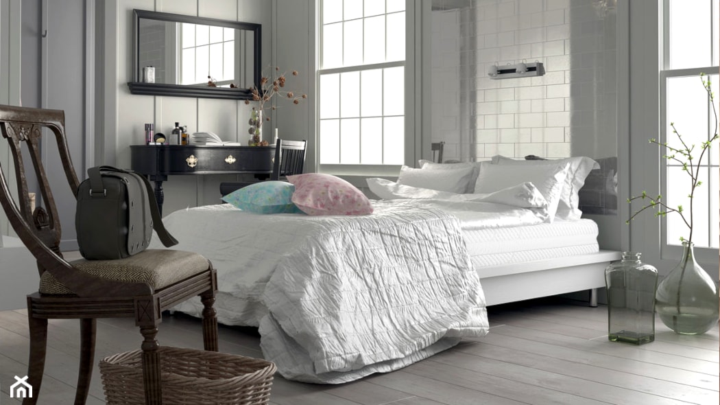 srebrne płytki w sypialni, drewniane krzesło, białe łóżko, kosz wiklinowy