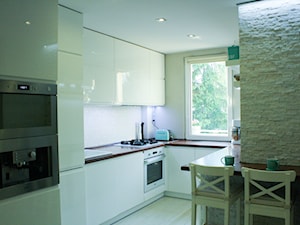 Średnia otwarta szara z zabudowaną lodówką z lodówką wolnostojącą z nablatowym zlewozmywakiem kuchnia w kształcie litery u z oknem - zdjęcie od M2studio