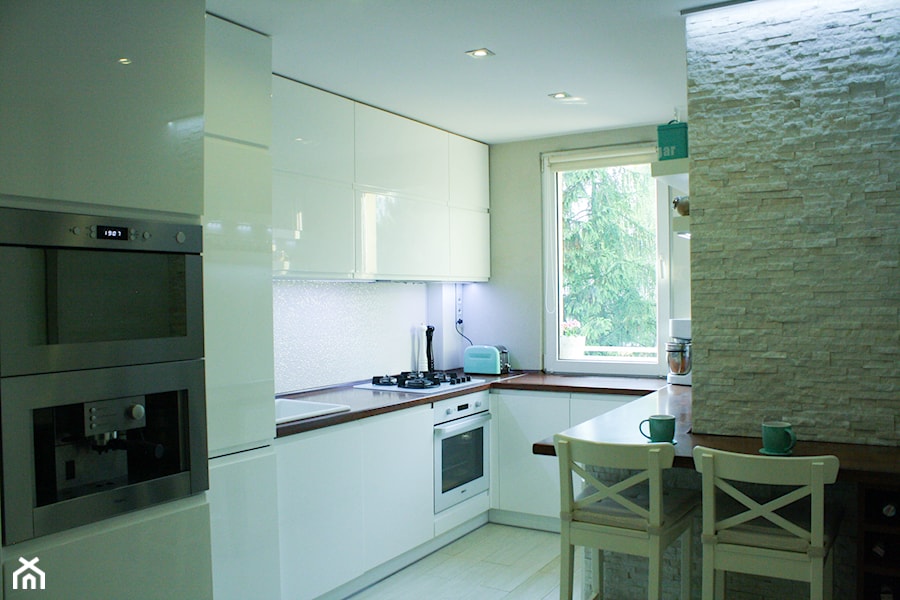 Średnia otwarta szara z zabudowaną lodówką z lodówką wolnostojącą z nablatowym zlewozmywakiem kuchnia w kształcie litery u z oknem - zdjęcie od M2studio