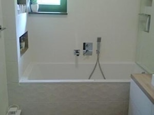 Praktyczna zabudowa przy wannie z prysznicem - zdjęcie od DorTom