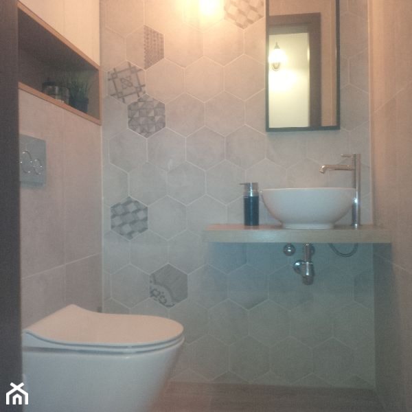 WC - heksagonalne płytki - zdjęcie od DorTom
