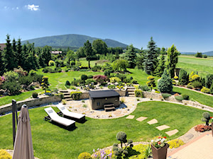 Magiczny ogród Pani Alicji - Duży z kamienną nawierzchnią ogród za domem - zdjęcie od Sundance® Spas
