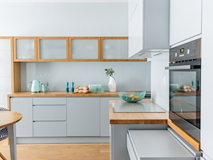 Mieszkanie na Mokotowie - Średnia otwarta szara z zabudowaną lodówką kuchnia w kształcie litery l z oknem, styl minimalistyczny - zdjęcie od Anna Szuflicka