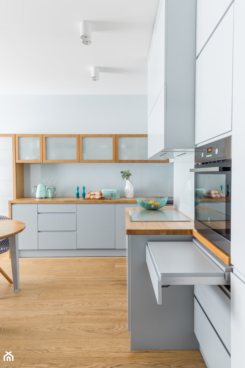 Mieszkanie na Mokotowie - Średnia otwarta szara z zabudowaną lodówką kuchnia w kształcie litery l z oknem, styl minimalistyczny - zdjęcie od Anna Szuflicka