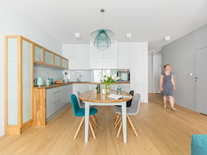 Mieszkanie na Mokotowie - Średnia biała szara jadalnia w salonie w kuchni, styl skandynawski - zdjęcie od Anna Szuflicka