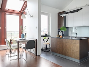 Męski apartament w Pruszkowie - Średnia otwarta z kamiennym blatem biała z zabudowaną lodówką z nablatowym zlewozmywakiem kuchnia jednorzędowa z oknem, styl minimalistyczny - zdjęcie od Anna Szuflicka