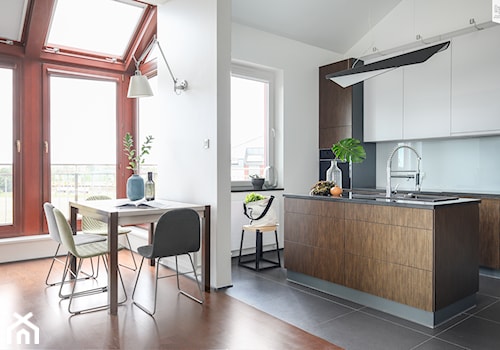 Męski apartament w Pruszkowie - Średnia otwarta z kamiennym blatem biała z zabudowaną lodówką z nablatowym zlewozmywakiem kuchnia jednorzędowa z oknem, styl minimalistyczny - zdjęcie od Anna Szuflicka