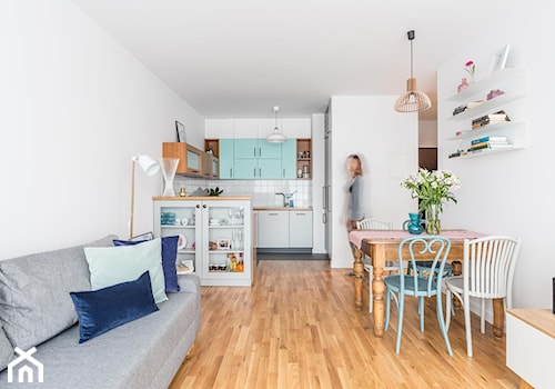 Mieszkanie na Woli - Mały biały salon z kuchnią z jadalnią, styl vintage - zdjęcie od Anna Szuflicka