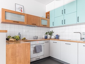 Mieszkanie na Woli - Średnia z turkusowymi frontami otwarta biała z zabudowaną lodówką z nablatowym zlewozmywakiem kuchnia w kształcie litery u, styl vintage - zdjęcie od Anna Szuflicka