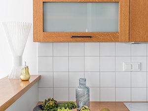 Mieszkanie na Woli - Mała otwarta szara z zabudowaną lodówką kuchnia w kształcie litery l z oknem, styl vintage - zdjęcie od Anna Szuflicka