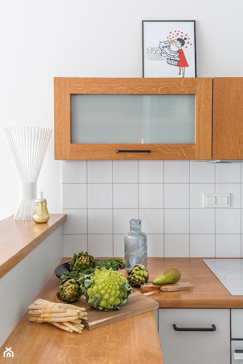 Mieszkanie na Woli - Mała otwarta szara z zabudowaną lodówką kuchnia w kształcie litery l z oknem, styl vintage - zdjęcie od Anna Szuflicka