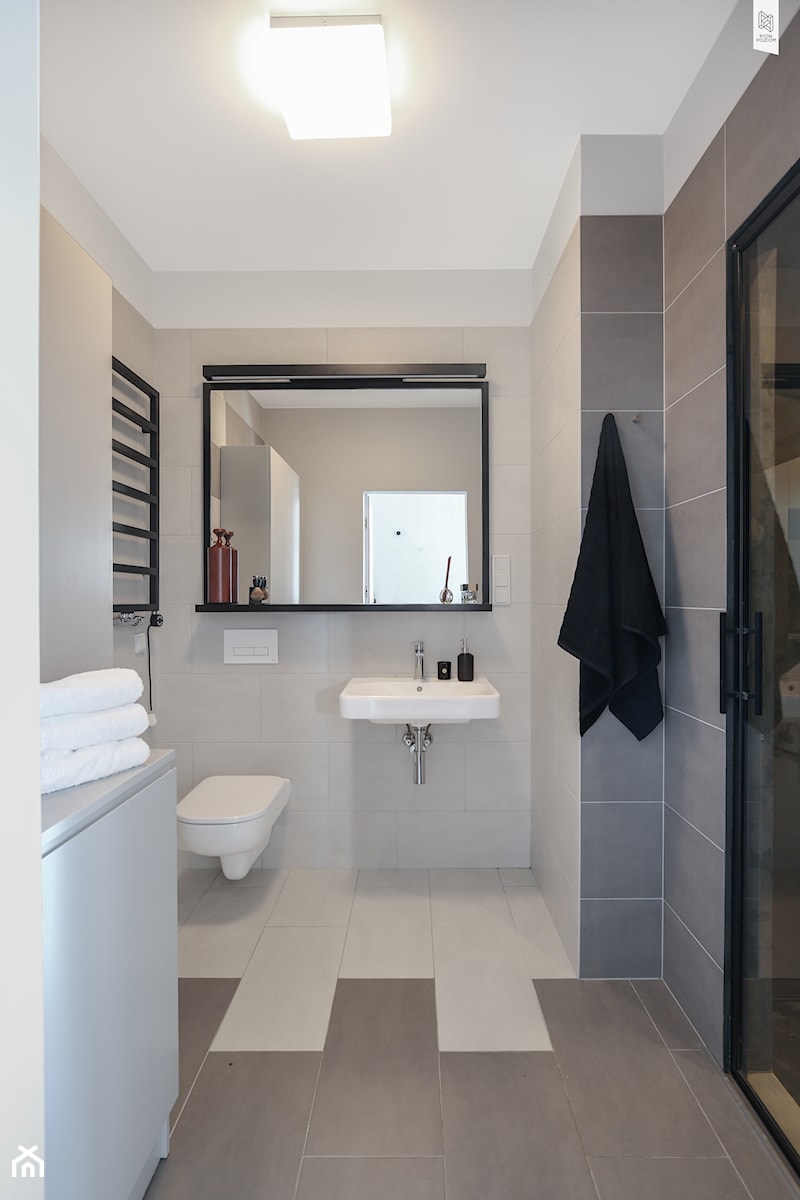 Męski apartament w Pruszkowie - Średnia bez okna z lustrem łazienka, styl minimalistyczny - zdjęcie od Anna Szuflicka