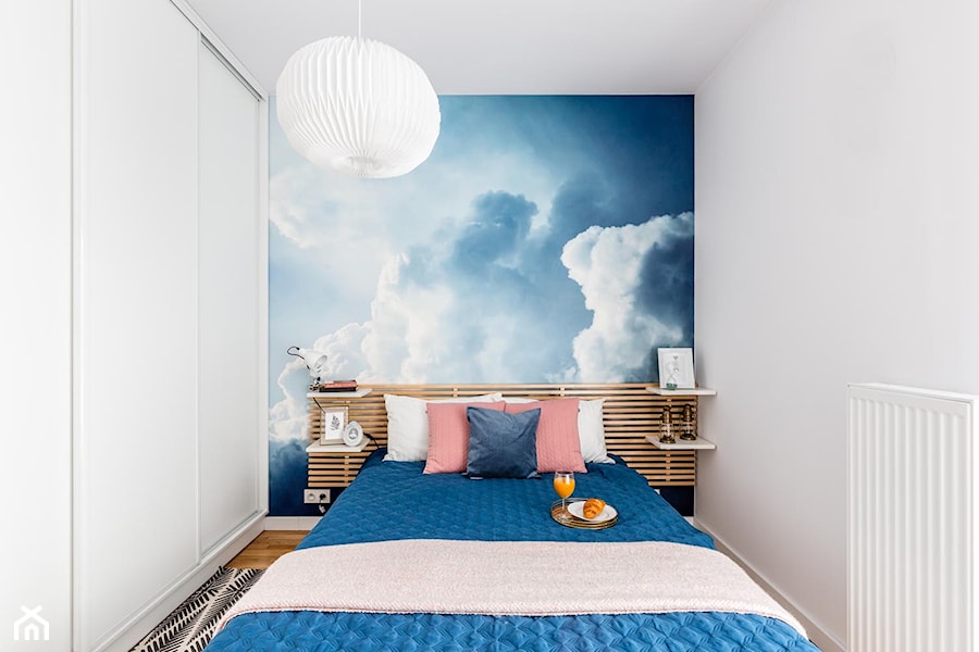 Mieszkanie na Woli - Mała biała niebieska sypialnia, styl vintage - zdjęcie od Anna Szuflicka