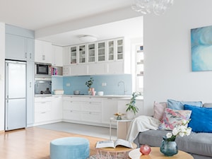 Romantyczne mieszkanie w Milanówku - Duża otwarta z salonem z kamiennym blatem niebieska z zabudowaną lodówką z nablatowym zlewozmywakiem kuchnia w kształcie litery u z oknem, styl prowansalski - zdjęcie od Anna Szuflicka