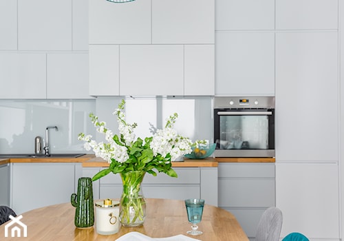 Mieszkanie na Mokotowie - Średnia otwarta szara z zabudowaną lodówką z nablatowym zlewozmywakiem kuchnia w kształcie litery l z wyspą lub półwyspem, styl minimalistyczny - zdjęcie od Anna Szuflicka