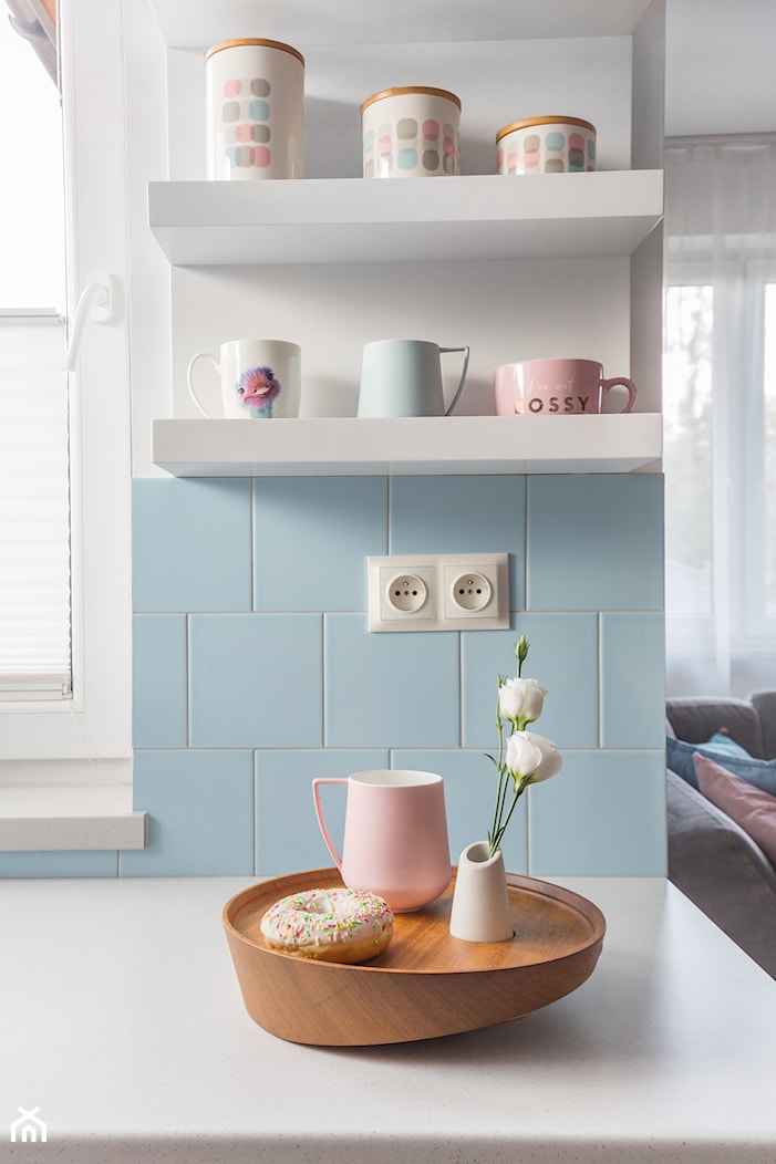 Romantyczne mieszkanie w Milanówku - Mała otwarta z salonem z kamiennym blatem biała niebieska kuchnia jednorzędowa z oknem, styl nowoczesny - zdjęcie od Anna Szuflicka - Homebook