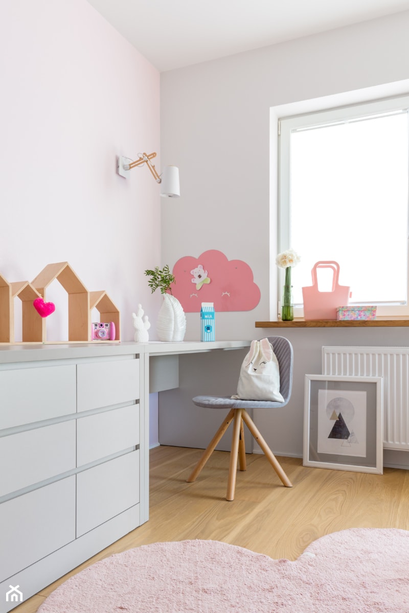 Mieszkanie na Mokotowie - Mały biały pokój dziecka dla dziecka dla nastolatka dla dziewczynki, styl nowoczesny - zdjęcie od Anna Szuflicka