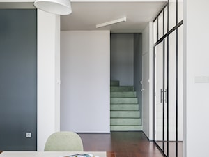 Męski apartament w Pruszkowie - Średni biały czarny hol / przedpokój, styl nowoczesny - zdjęcie od Anna Szuflicka