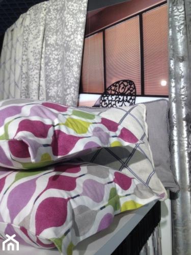 Zasłony, narzuty, poduszki - zdjęcie od ASTRON Design - Nowowczesne Aranżacje Okien