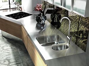 Zlewozmywaki stalowe - Z salonem biała z zabudowaną lodówką z podblatowym zlewozmywakiem kuchnia jednorzędowa, styl industrialny - zdjęcie od DEANTE