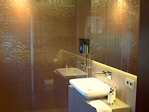 Dom 400m2 - Mała średnia bez okna łazienka, styl nowoczesny - zdjęcie od Comfort House