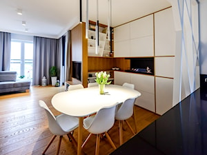 Mieszkanie na Żoliborzu - Duża szara jadalnia w salonie w kuchni - zdjęcie od Comfort House