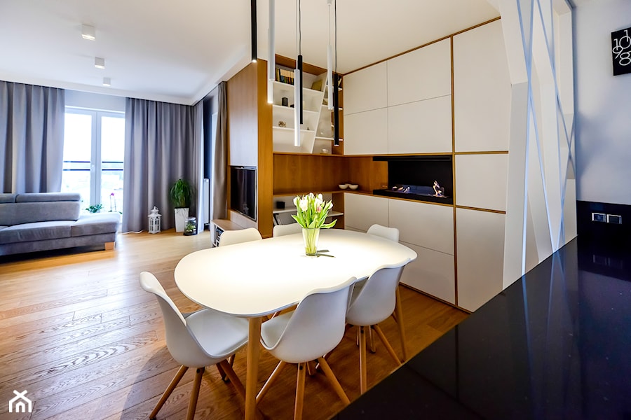 Mieszkanie na Żoliborzu - Duża szara jadalnia w salonie w kuchni - zdjęcie od Comfort House