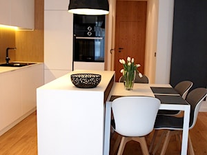 Mieszkanie Żoliborz - Średnia otwarta z salonem z zabudowaną lodówką kuchnia w kształcie litery l z wyspą lub półwyspem, styl nowoczesny - zdjęcie od Comfort House