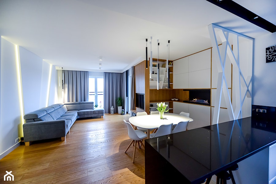 Mieszkanie na Żoliborzu - Duży biały salon z jadalnią - zdjęcie od Comfort House