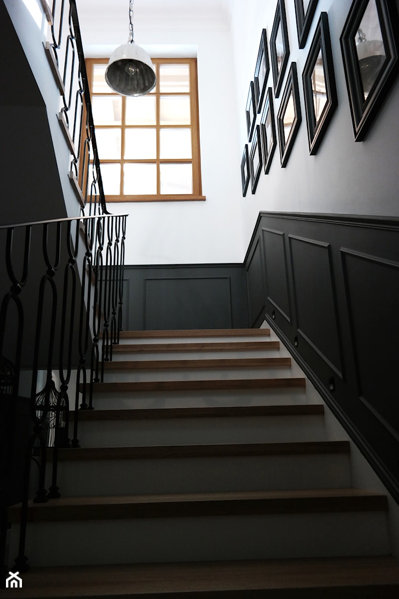Dom łączący klasykę z nutą góralską ;) - Schody, styl tradycyjny - zdjęcie od NOVEL HOMEpracowniaarchitektury