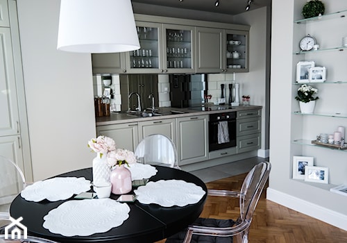 Mieszkanie pod wynajem - Mała otwarta biała szara z zabudowaną lodówką z nablatowym zlewozmywakiem kuchnia jednorzędowa, styl glamour - zdjęcie od NOVEL HOMEpracowniaarchitektury