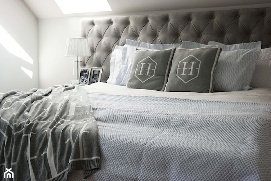 Dom w stylu New York i odcienie szarości :) - Mała biała sypialnia na poddaszu, styl glamour - zdjęcie od NOVEL HOMEpracowniaarchitektury
