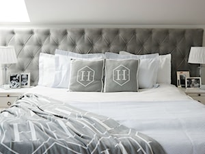 Dom w stylu New York i odcienie szarości :) - Mała biała sypialnia na poddaszu, styl glamour - zdjęcie od NOVEL HOMEpracowniaarchitektury