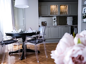 Mieszkanie pod wynajem - Średnia otwarta z salonem biała z zabudowaną lodówką kuchnia jednorzędowa z oknem, styl glamour - zdjęcie od NOVEL HOMEpracowniaarchitektury