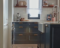 Projekt apartamentu w stylu klasycznym z elementami MID CENTURY - Kuchnia, styl tradycyjny - zdjęcie od NOVEL HOMEpracowniaarchitektury - Homebook