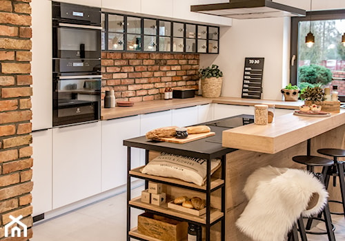 Kuchnia - Średnia otwarta z salonem biała z zabudowaną lodówką kuchnia w kształcie litery u z oknem, styl skandynawski - zdjęcie od REHAU