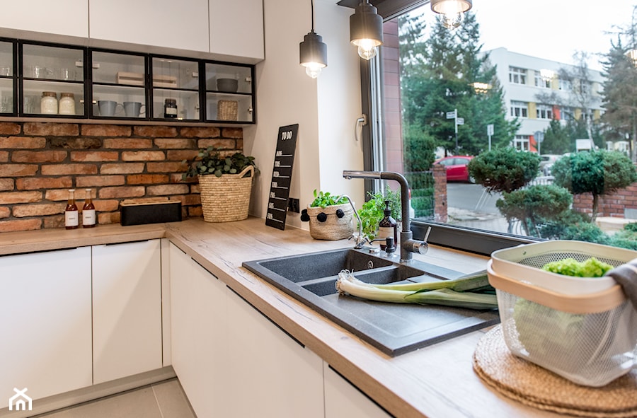 Kuchnia - Średnia zamknięta biała z nablatowym zlewozmywakiem kuchnia w kształcie litery l z oknem, styl skandynawski - zdjęcie od REHAU