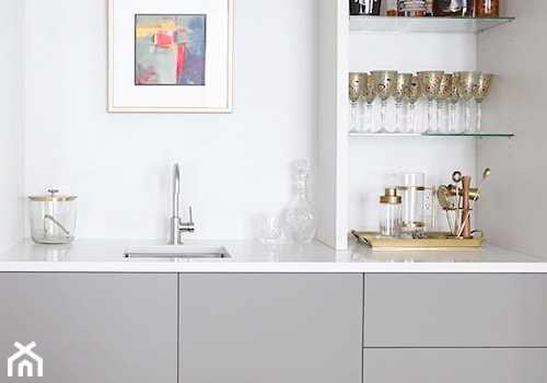 Kuchnia - Mała zamknięta z kamiennym blatem biała z podblatowym zlewozmywakiem kuchnia jednorzędowa, styl minimalistyczny - zdjęcie od REHAU