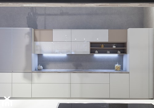 Kuchnia - Duża otwarta z kamiennym blatem szara z zabudowaną lodówką kuchnia w kształcie litery l z marmurem nad blatem kuchennym, styl nowoczesny - zdjęcie od REHAU