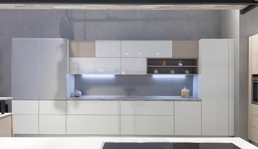 Kuchnia - Duża otwarta z kamiennym blatem szara z zabudowaną lodówką kuchnia w kształcie litery l z marmurem nad blatem kuchennym, styl nowoczesny - zdjęcie od REHAU