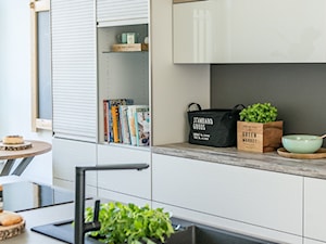 Kuchnia - Średnia biała szara z zabudowaną lodówką z podblatowym zlewozmywakiem kuchnia dwurzędowa z wyspą lub półwyspem z oknem, styl nowoczesny - zdjęcie od REHAU