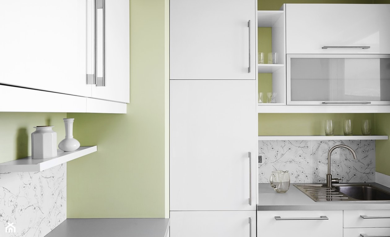 białe meble kuchenne, zielona ściana w kuchni