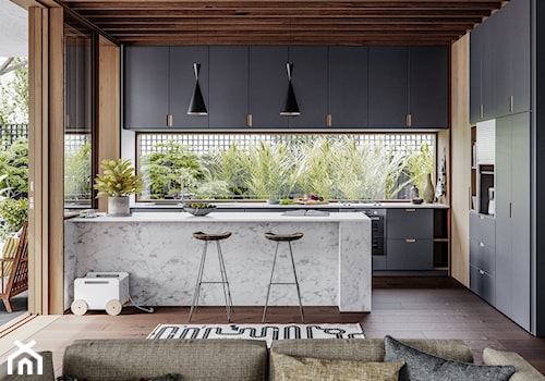 RAUVISIO noir - Duża otwarta z kamiennym blatem brązowa z zabudowaną lodówką kuchnia w kształcie litery u z oknem, styl nowoczesny - zdjęcie od REHAU