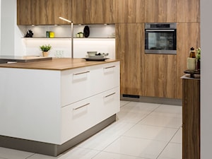 Kuchnia - Duża otwarta biała z zabudowaną lodówką kuchnia z wyspą lub półwyspem, styl nowoczesny - zdjęcie od REHAU