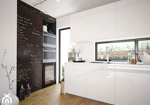 Kuchnia - Średnia otwarta z salonem biała z zabudowaną lodówką z nablatowym zlewozmywakiem kuchnia dwurzędowa z oknem, styl nowoczesny - zdjęcie od REHAU