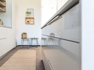 Kuchnia - Mała biała z zabudowaną lodówką kuchnia dwurzędowa z oknem, styl nowoczesny - zdjęcie od REHAU