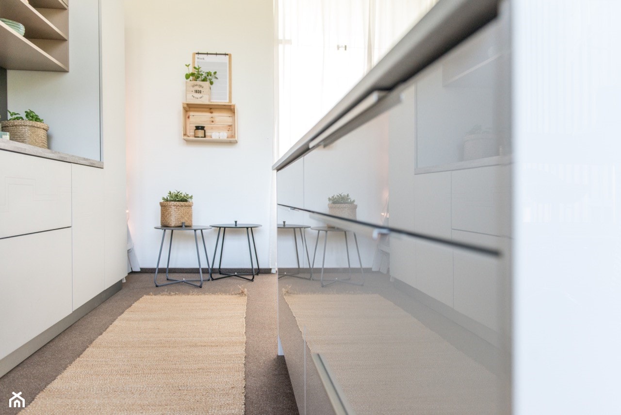 Kuchnia - Mała biała z zabudowaną lodówką kuchnia dwurzędowa z oknem, styl nowoczesny - zdjęcie od REHAU - Homebook